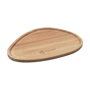 Ce plateau de service Wooosh luxueux en bois d'acacia certifié FSC 100% présente une forme triangulaire organique avec des coins arrondis et un rebord subtil