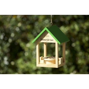 Charmante mangeoire à oiseaux de la marque Rackpack, fabriquée en bois de pin certifié FSC 100% et équipée d'une table et de deux chaises 6