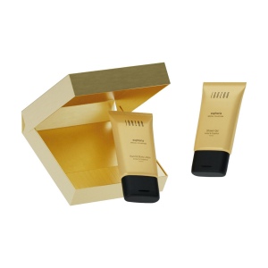 Paquet-boîte avec deux produits de soin au parfum Euphoria. Contenu : 3