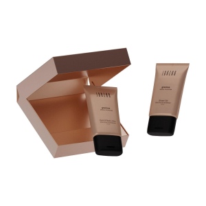 Paquet-boîte  avec deux produits de soin au parfum Gracious. Contenu : 3