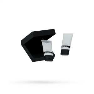 Paquet-boîte aux lettres avec deux produits de soin au parfum Black 22. Contenu : 3