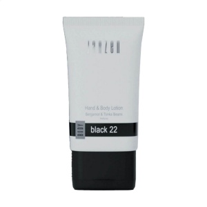 Paquet-boîte aux lettres avec deux produits de soin au parfum Black 22. Contenu : 4