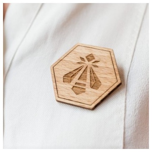 Badge sur mesure, gravé avec broche et carte personnalisée
