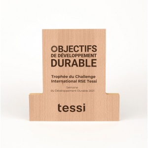 Trophée en bois carré gravé