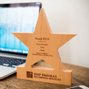 Trophée en bois étoile gravé 2