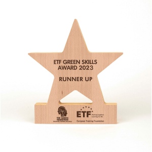Trophée en bois étoile gravé