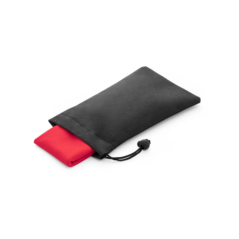 BERNAL. Serviette de sport rafraichissante en polyester recyclé (100% rPET) avec pochette en non-tissé 3