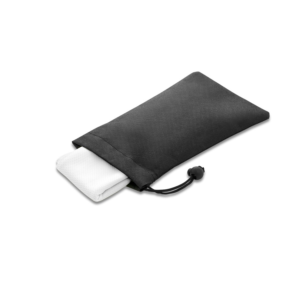 BERNAL. Serviette de sport rafraichissante en polyester recyclé (100% rPET) avec pochette en non-tissé 4