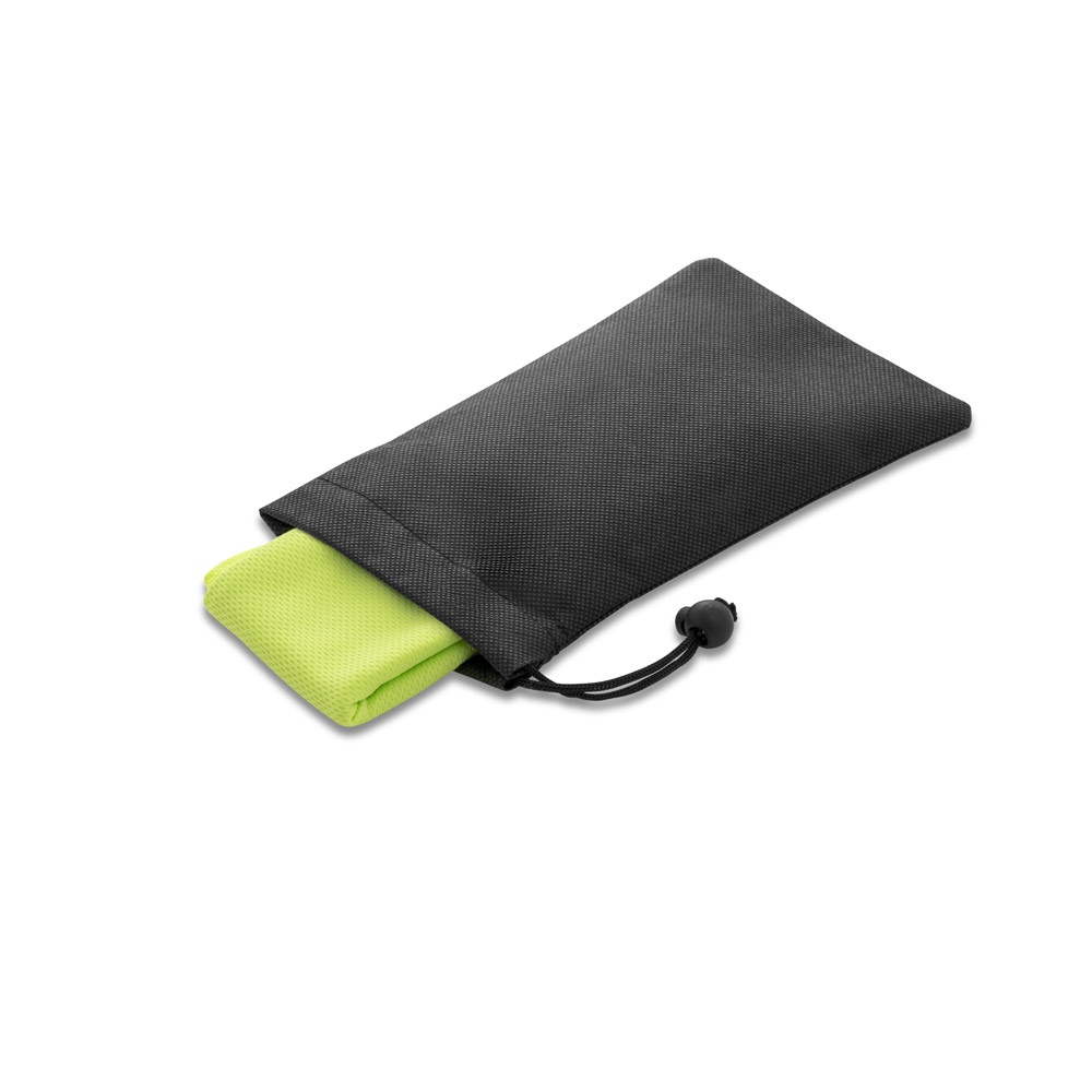 BERNAL. Serviette de sport rafraichissante en polyester recyclé (100% rPET) avec pochette en non-tissé 6