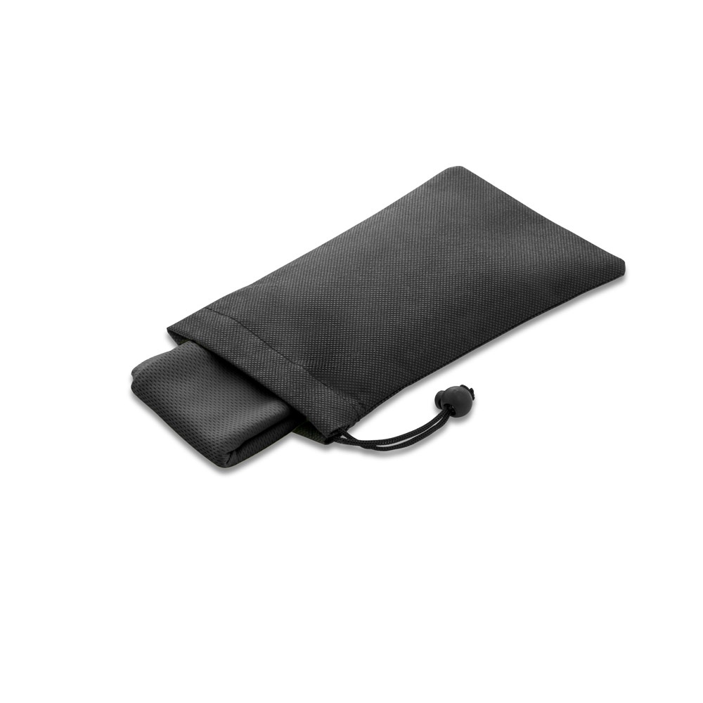 BERNAL. Serviette de sport rafraichissante en polyester recyclé (100% rPET) avec pochette en non-tissé 2