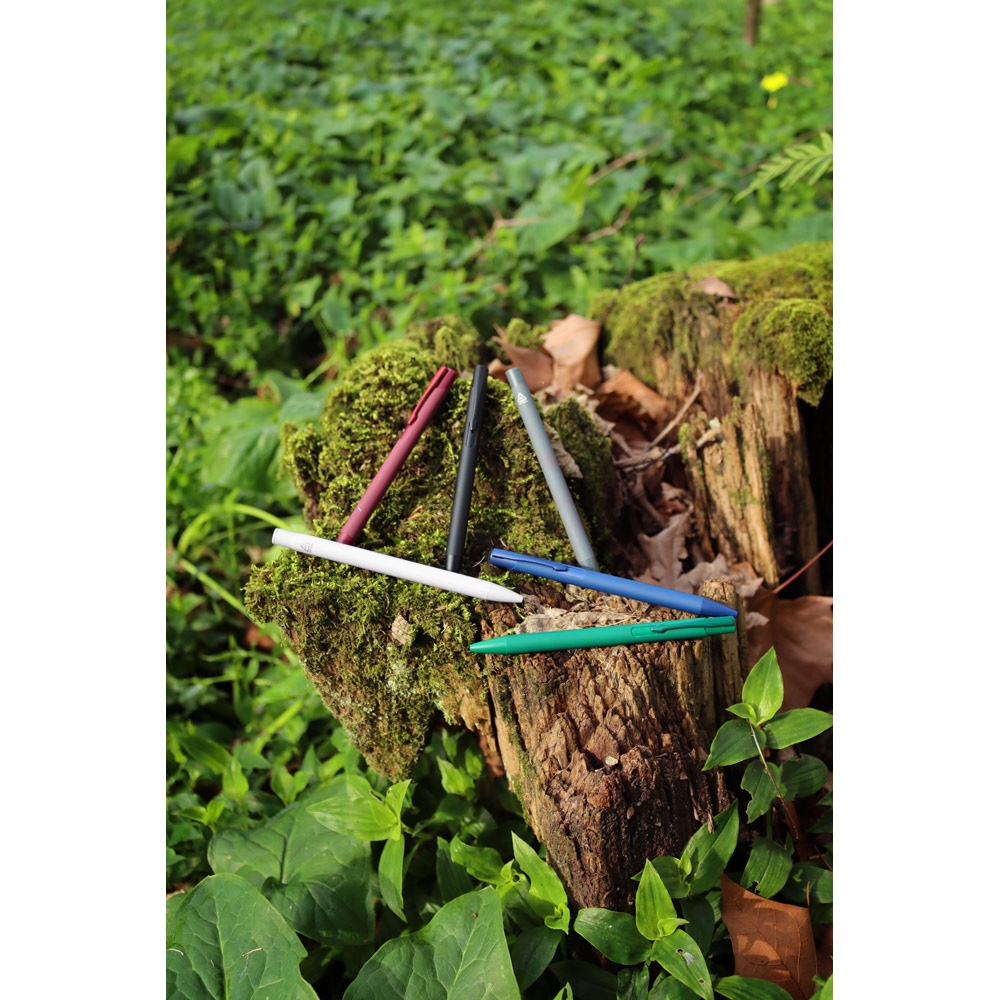 CLINT. Stylo à bille en aluminium recyclé (100% rAL) avec finition en caoutchouc 8