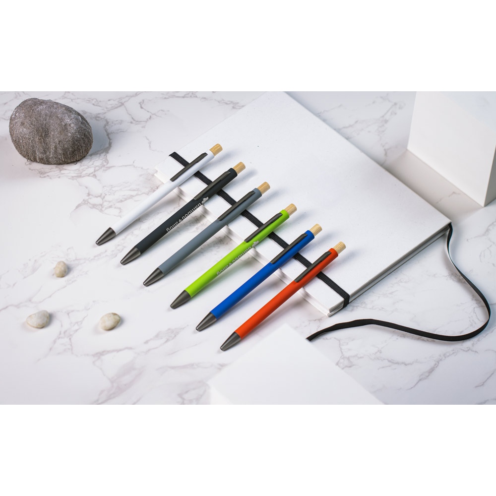 ZYLEN. Stylo à bille en aluminium recyclé (100 % rAL), avec finition en caoutchouc 8